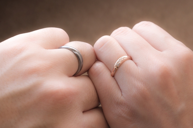 結婚指輪をつけ始める理想的なタイミングとその理由